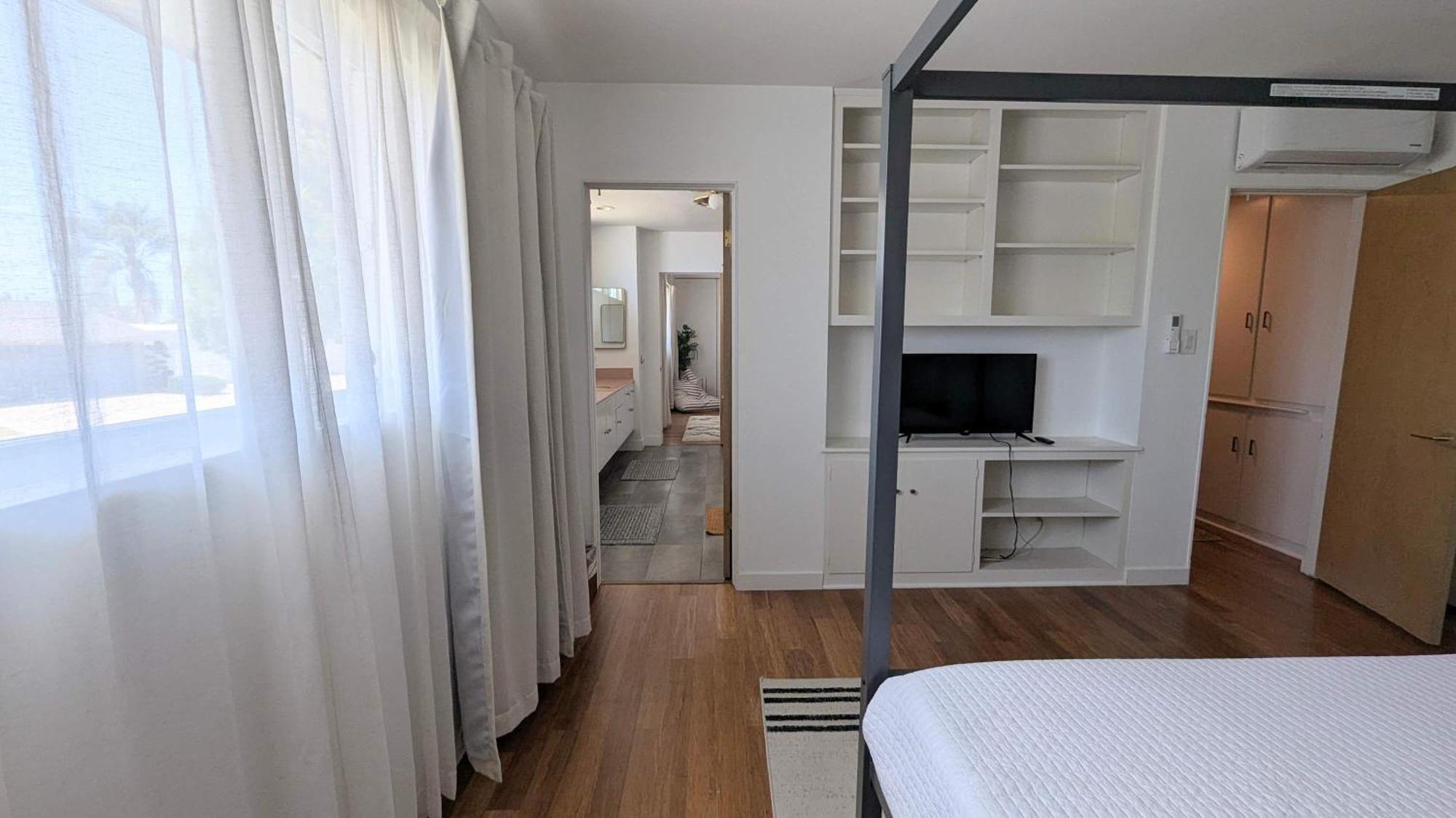 La Huge Mid Century Patio Lax Apartment *